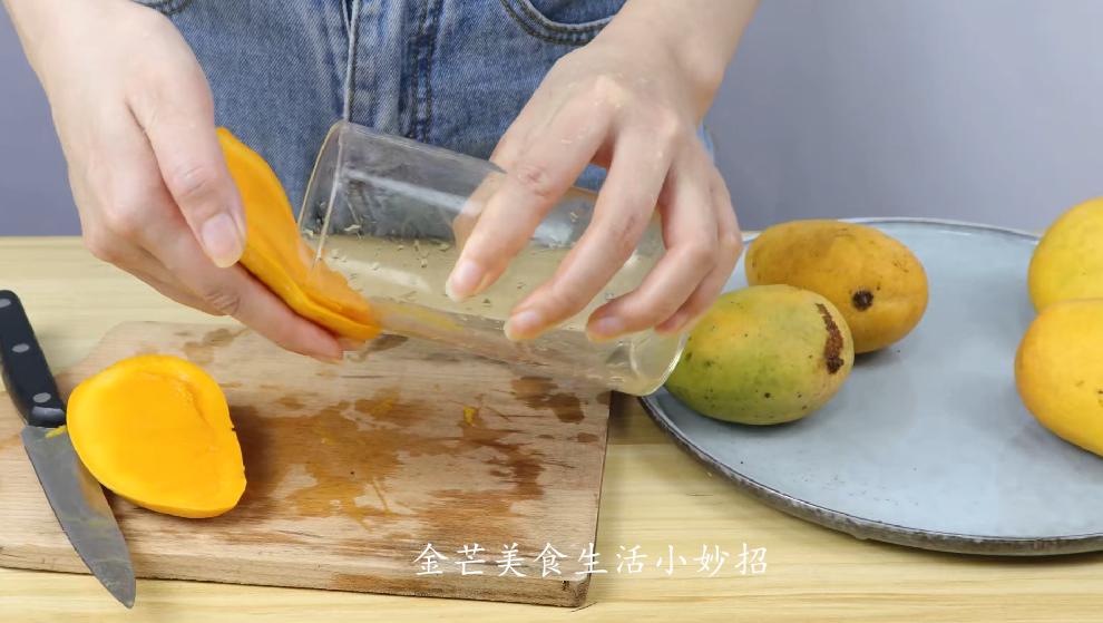 芒果的正确切法不粘手不流汁,不用刀切芒果正确方法