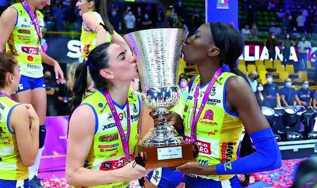 艾格努打破朱婷纪录,艾格努拦住朱婷后怒吼