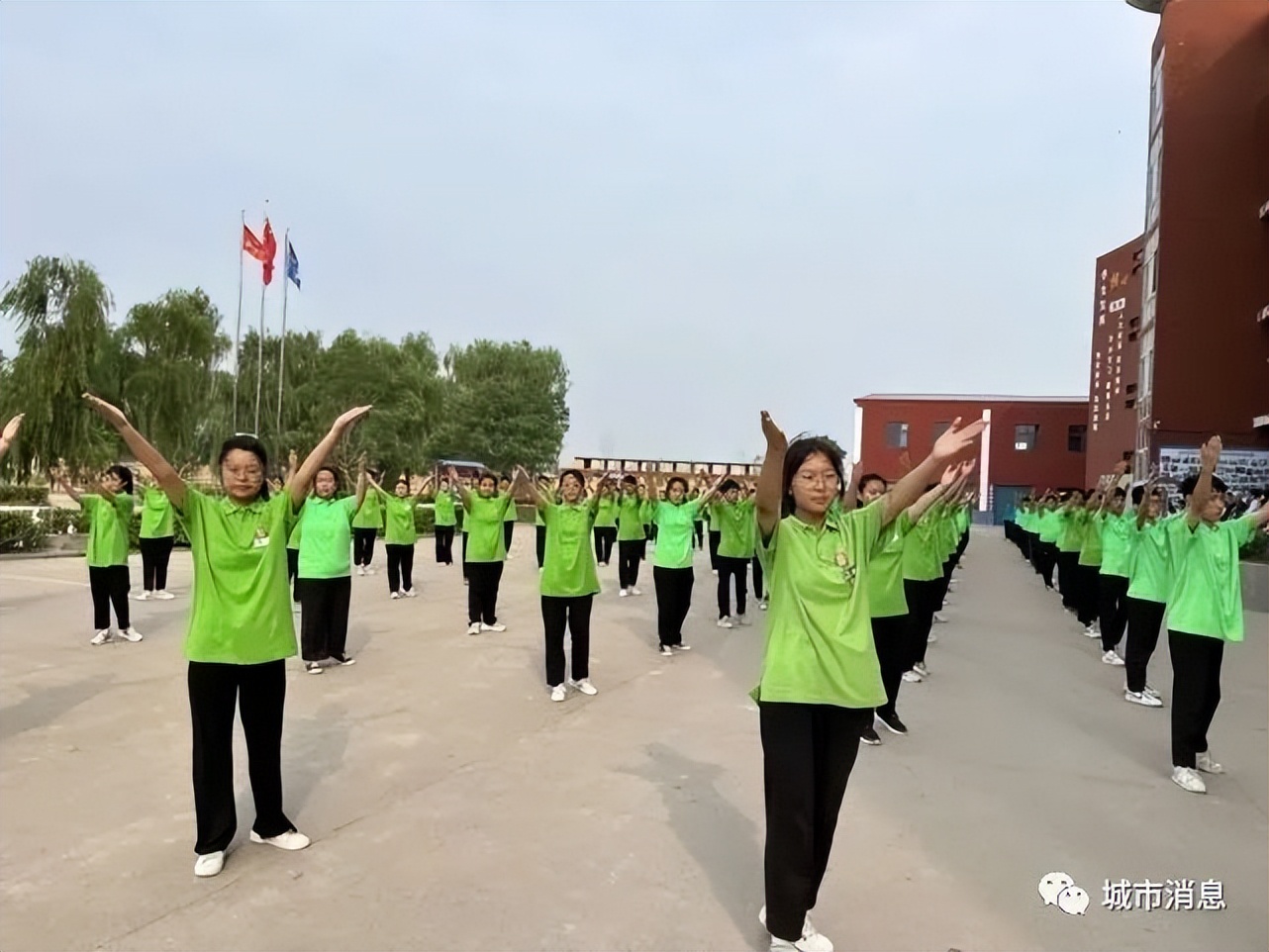 立中华十德树时代新人——临汾新博学十德教育论坛隆重召开