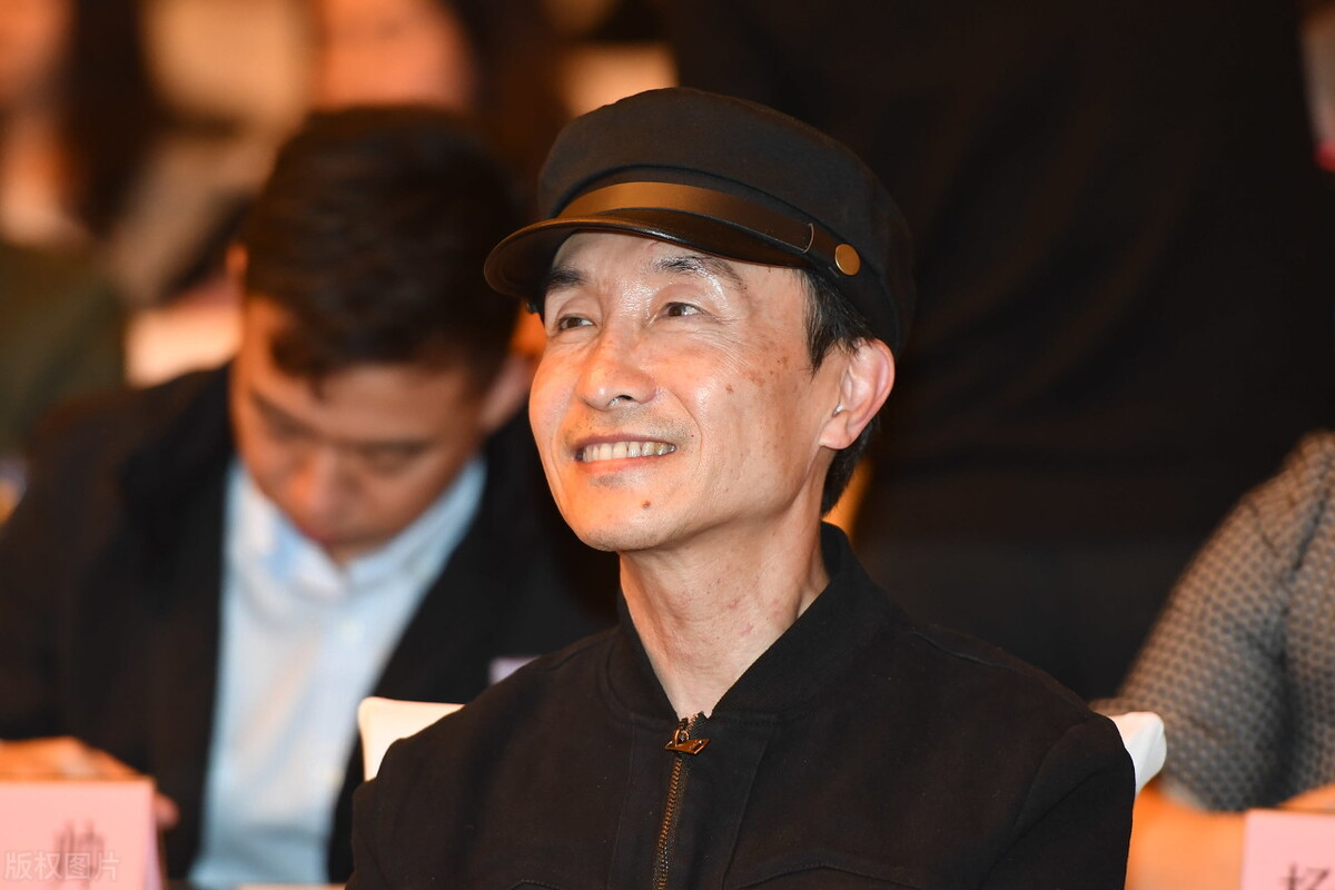 冯巩之争来龙去脉,冯巩和谁调侃国足