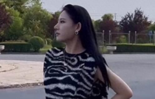 揭秘柬埔寨女星依晴整容，五官大变容颜更美，背后原因令人咋舌。