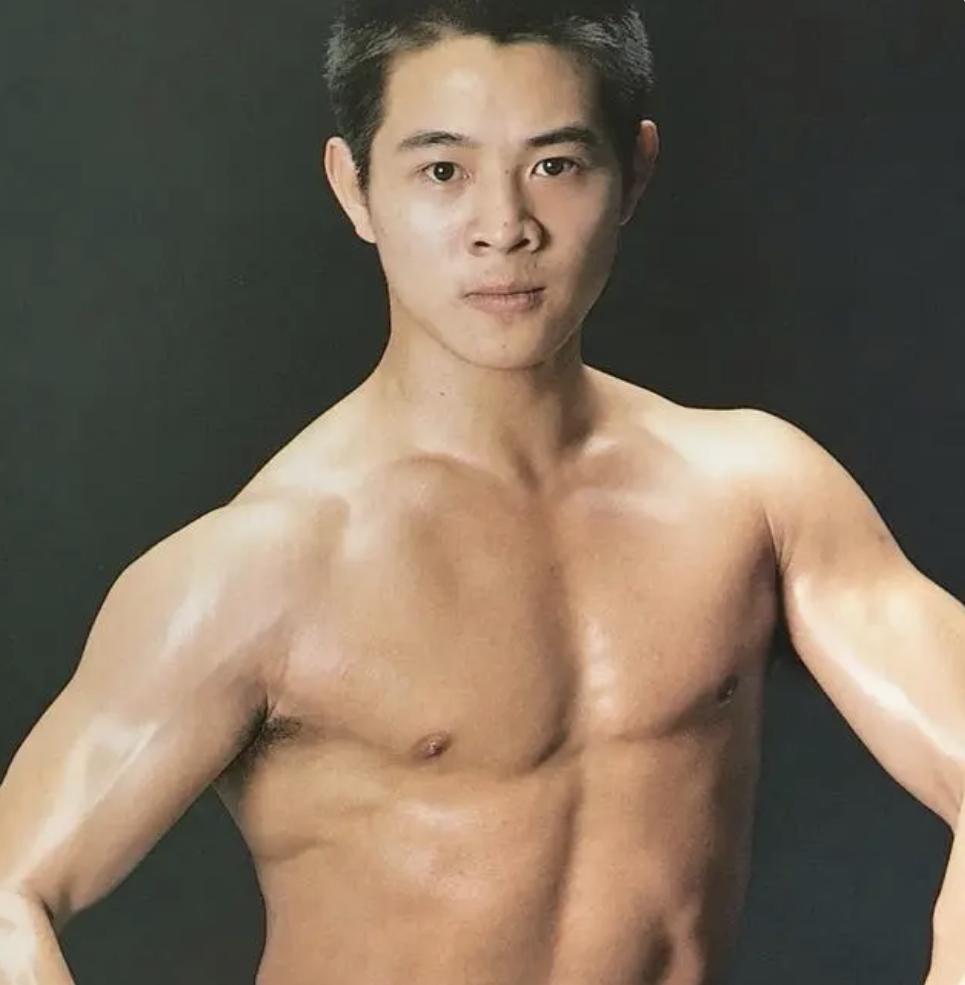 原来吴京真没吹牛！李连杰出脚就是杀人技，计春华：我抗不住一脚