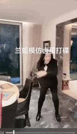 张兰回应麻六记被指代工 (张兰现在的麻六记是自创品牌吗)