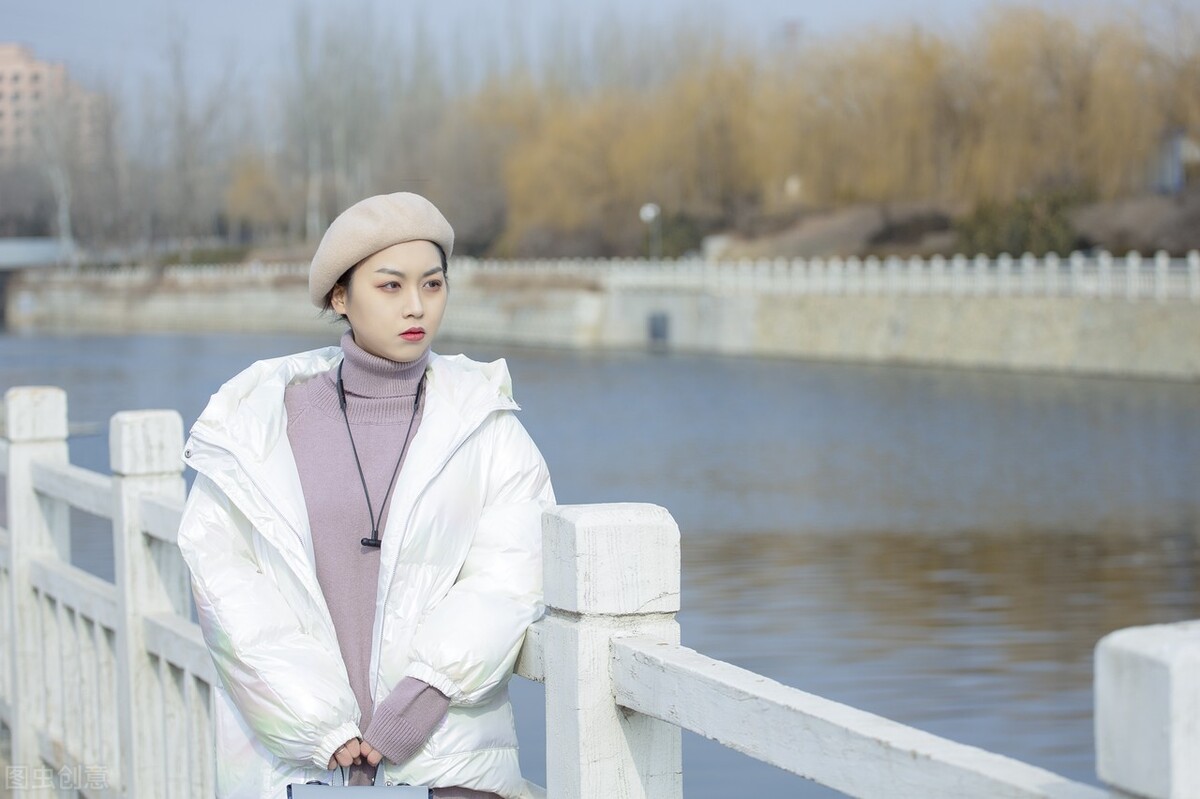 女子乘出租车羽绒服突然爆了,上海女子坐出租车羽绒服突然爆了