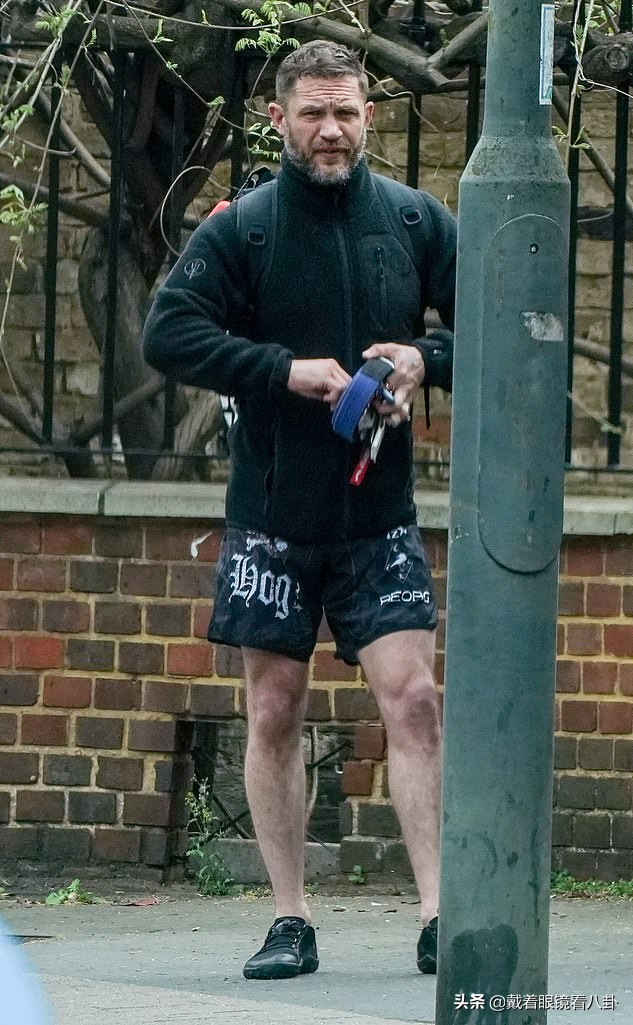 汤姆哈迪休息日前往武术馆，中途和邻居聊天，胡子拉碴似普通大叔