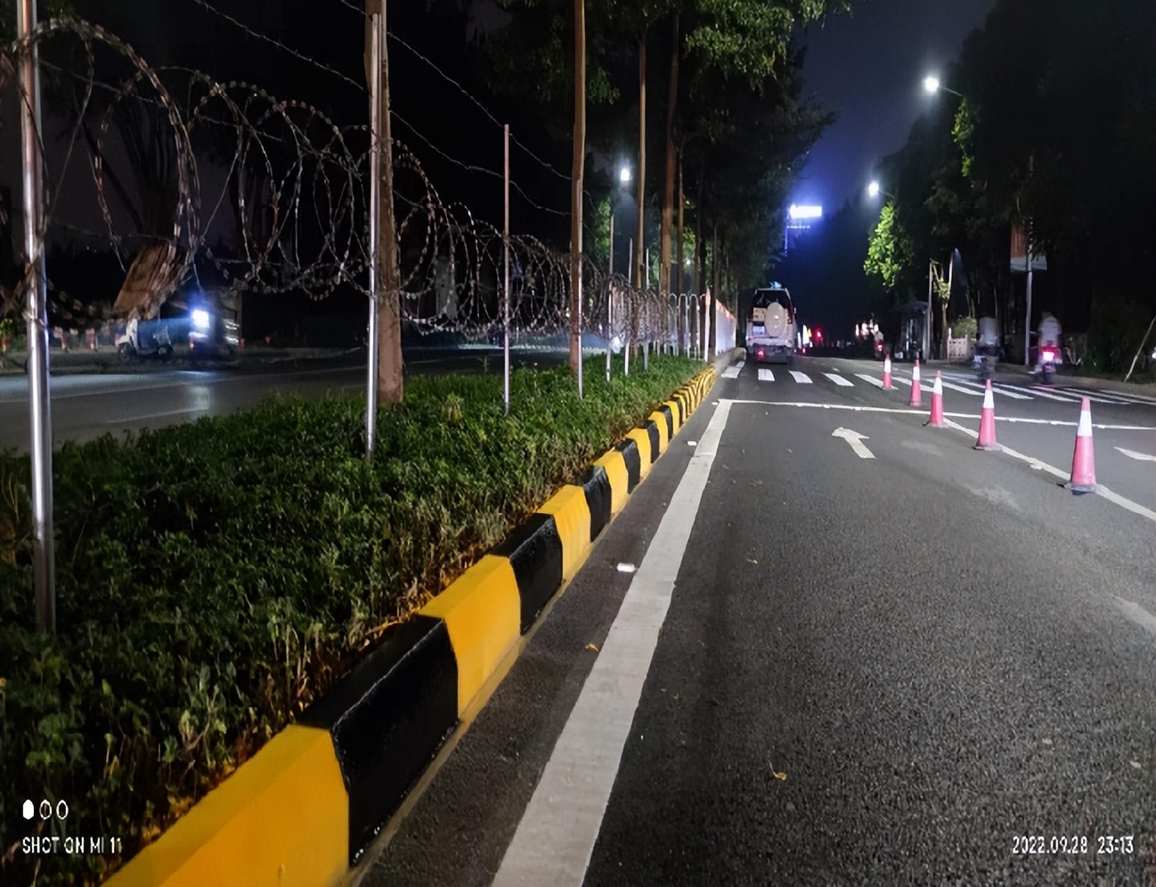 南宁交警护航视频,南宁发光斑马线抓拍