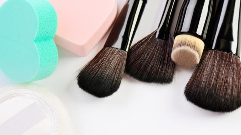 脸上长痘痘化妆推荐什么,化妆后脸上起痘痘怎么回事