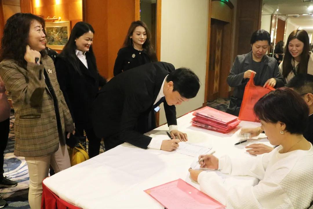 汕头市围棋协会举行换届选举大会，郑汉杰连任会长