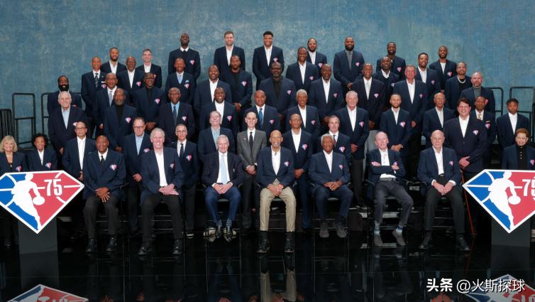 库里晒全明星球衣照片,库里晒fmvp奖杯照片