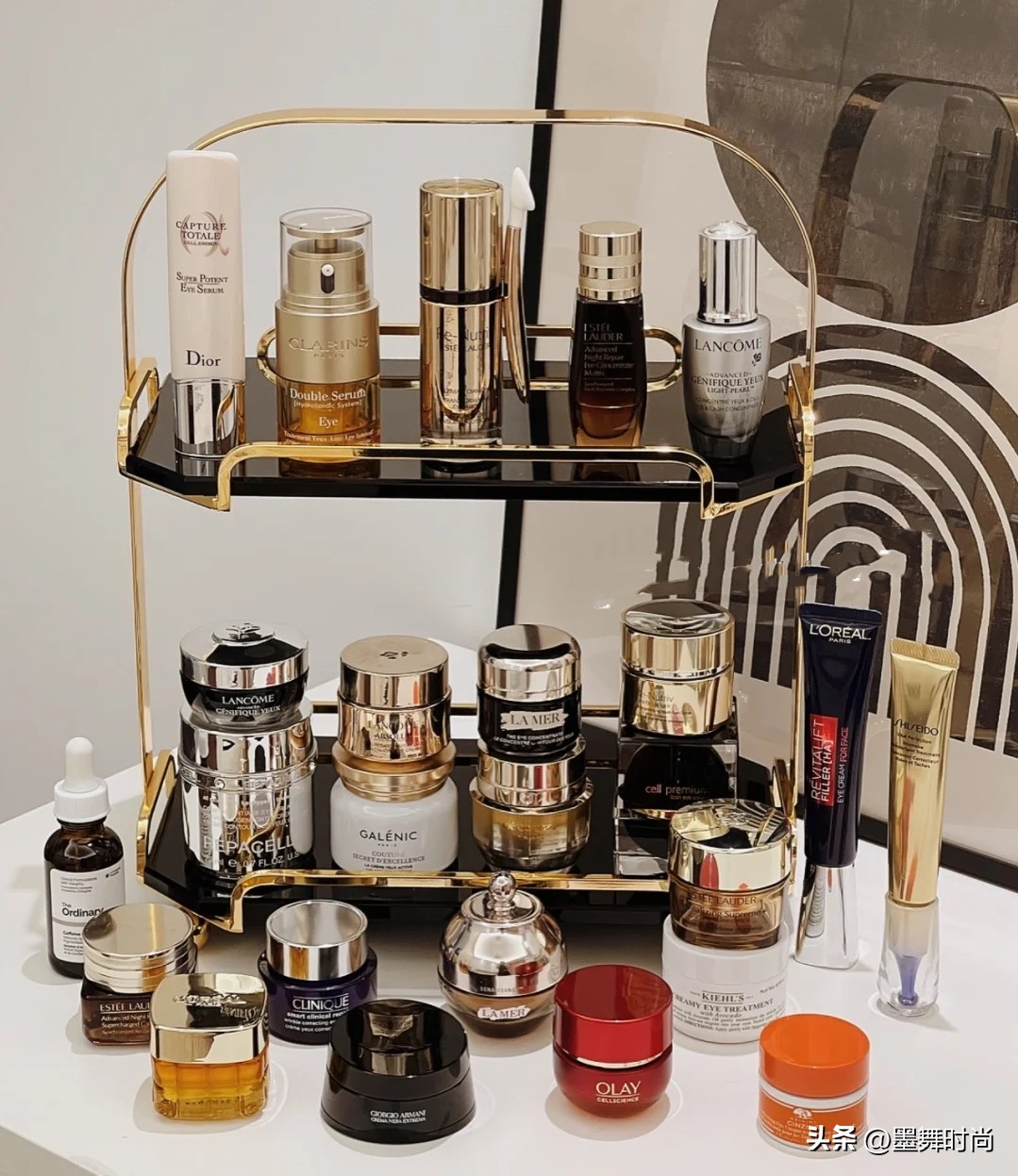 女性涂抹眼霜标准,眼霜顺时针还是逆时针打圈