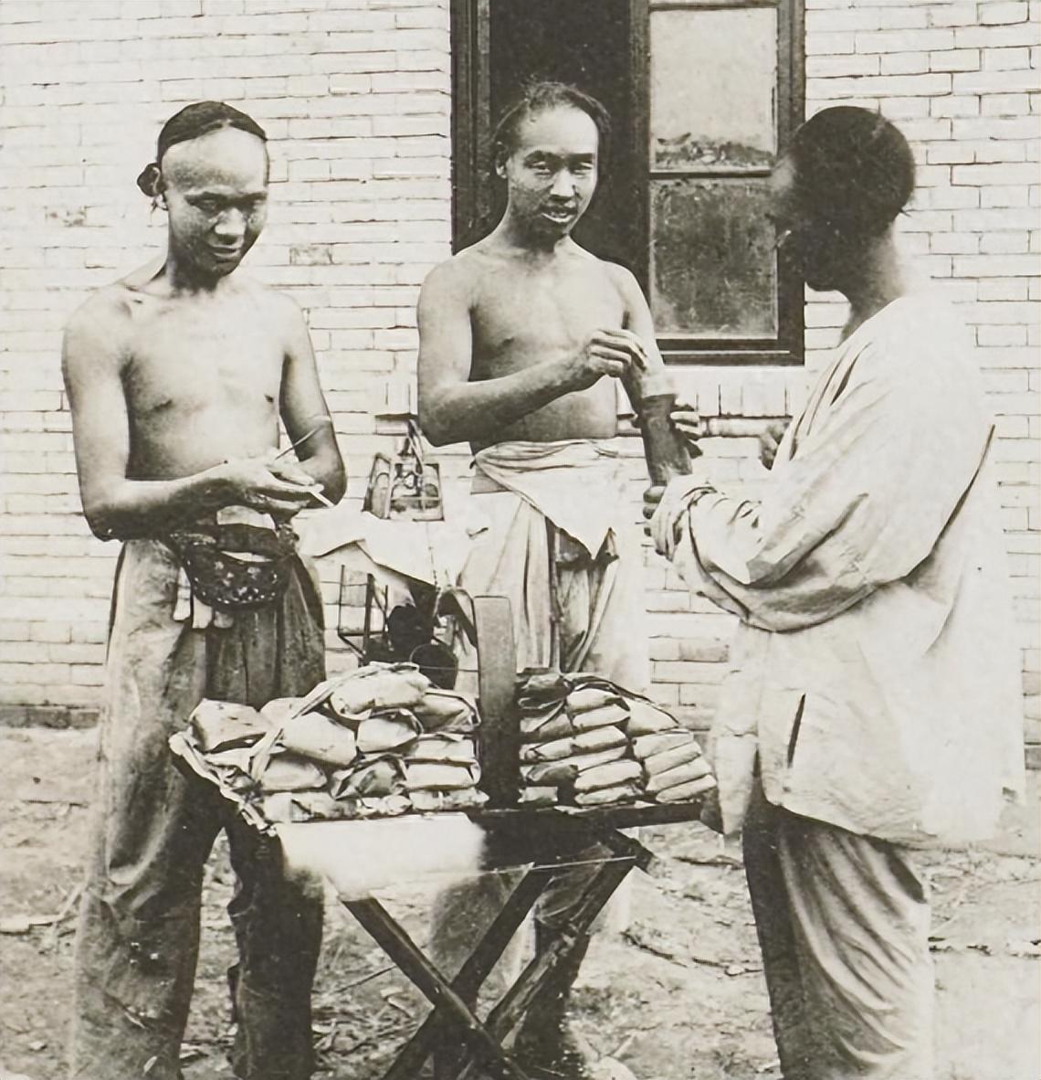 高清老照片：旗人格格大腿岔开豪放洗衣，地主三妻四妾不输女明星