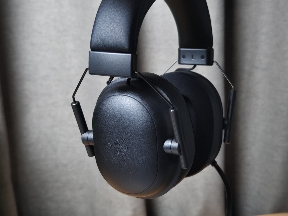 可靠好用的无线游戏耳机-雷蛇旋风黑鲨V2极速版