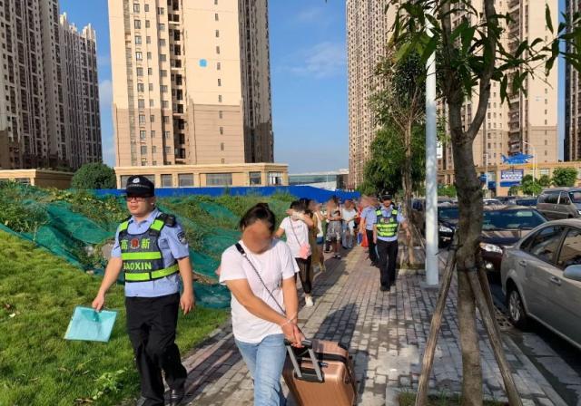 警方抓获传销分子,警方夜袭传销窝点抓获涉案人员