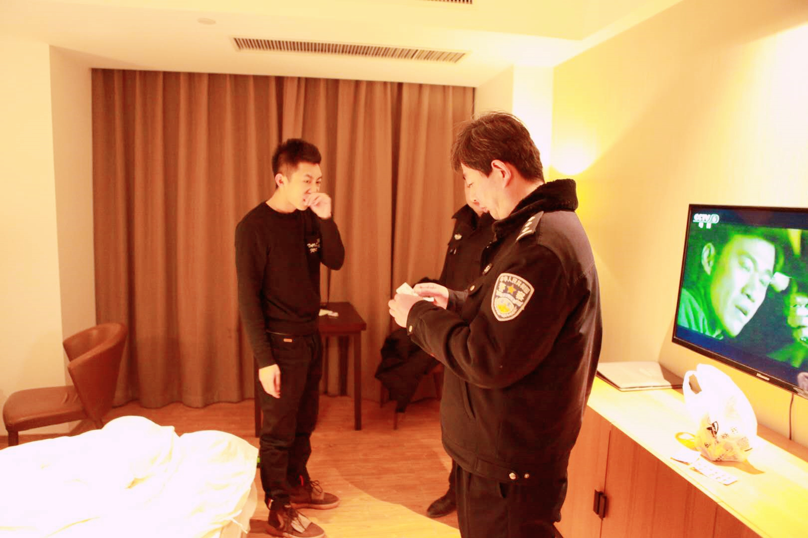 非夫妻住宾馆登记二人信息违法吗,非夫妻入住酒店只登记一人身份证