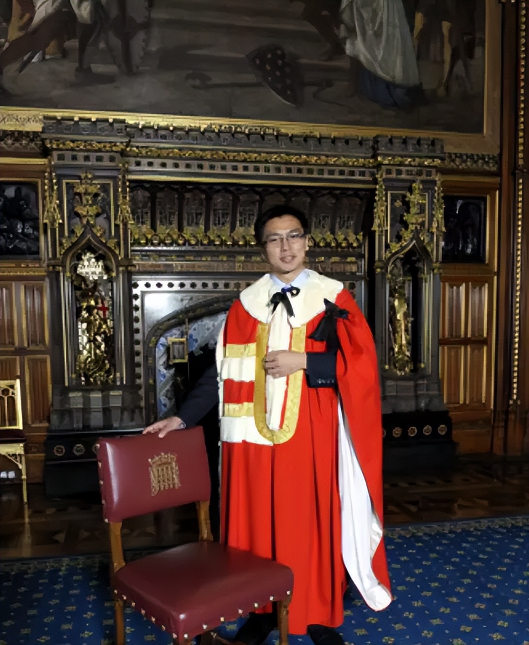 贫民窟的华裔“洗碗工”，缘何一跃成为英国最年轻贵族？