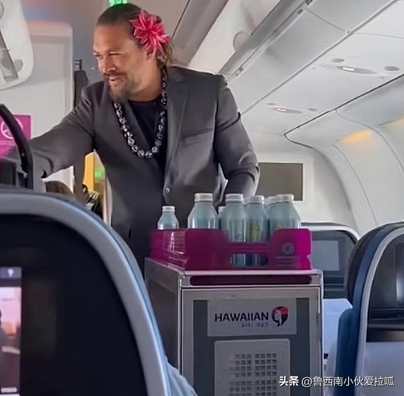 搭飞机遇见水行侠头戴鲜花变空姐，他亲自超贴心服务全机嗨翻