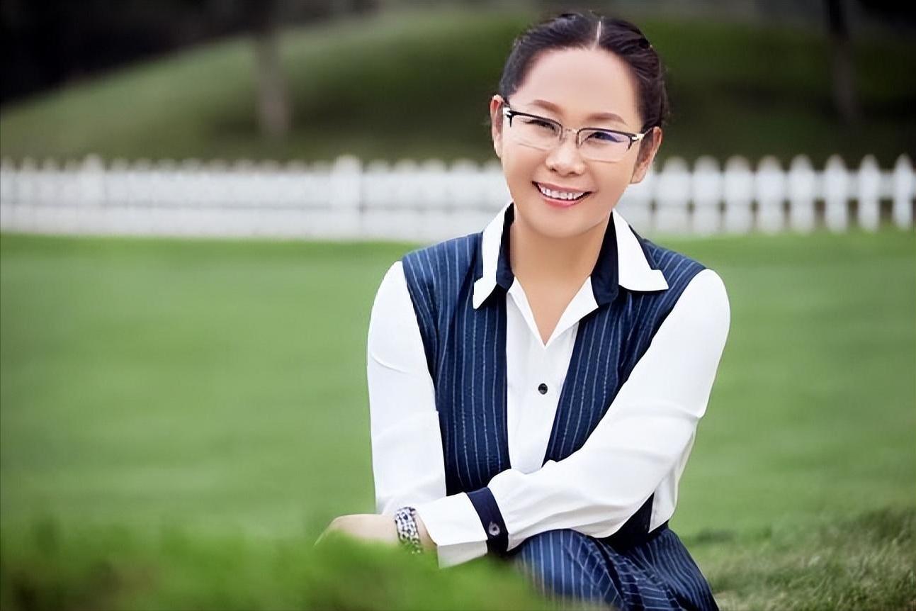 女富豪张荣华,天津首富女强人张荣华照片
