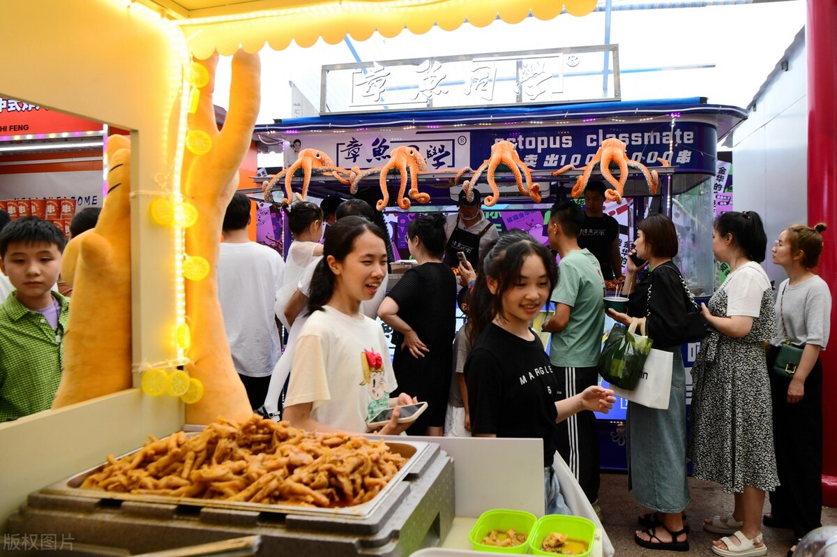 晚上夜市摆摊卖什么赚钱,夜市摆摊小吃最简单最挣钱