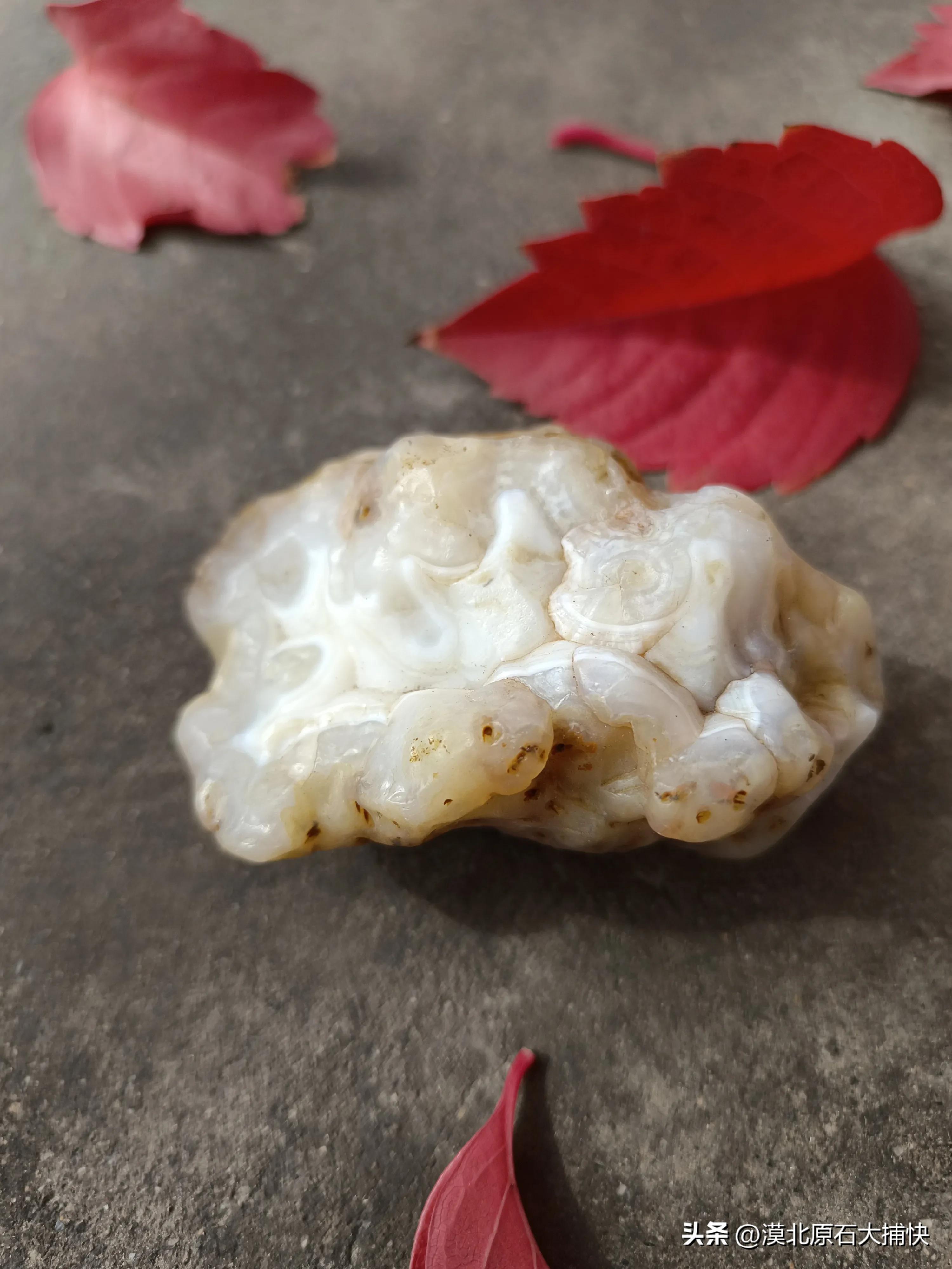 火山喷出天然玛瑙原石,火山岩烧过的玛瑙图片