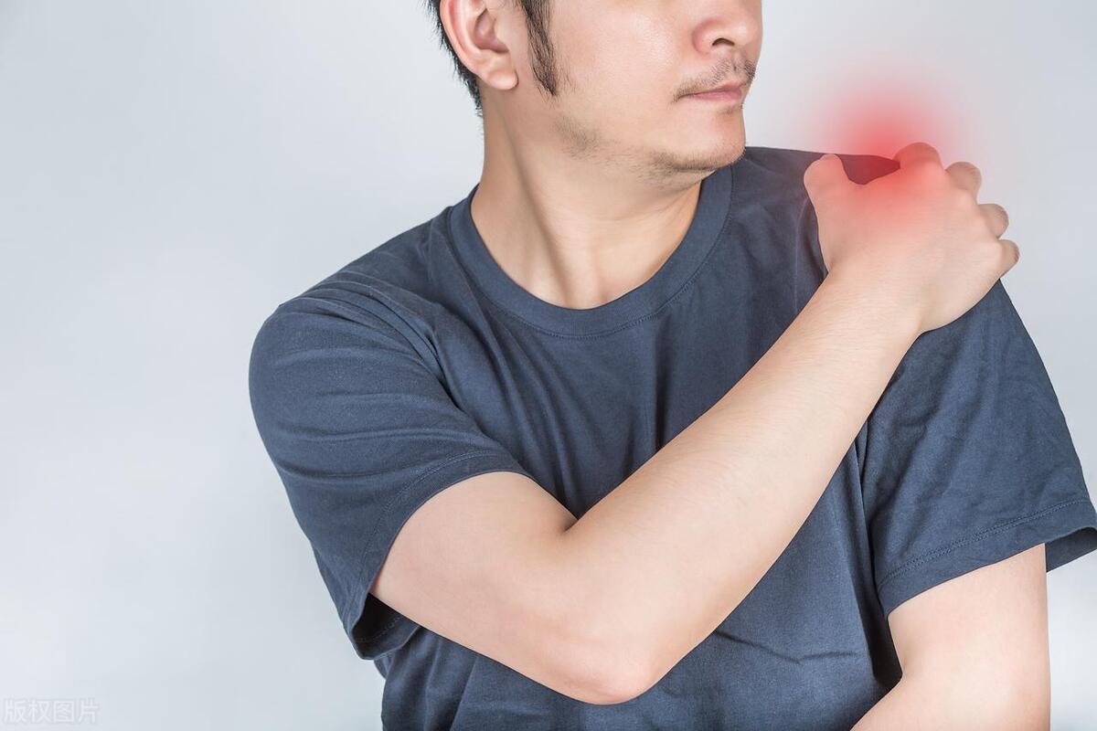 肩周炎的症状和治疗方法：了解如何缓解肩膀疼痛和不适感