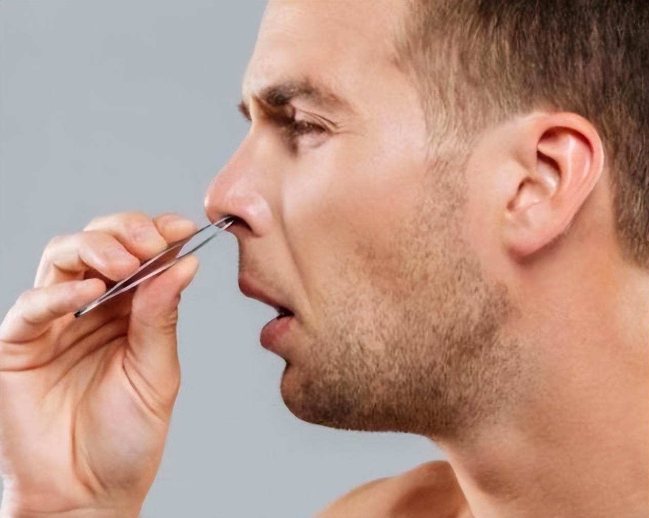 男人胸毛和鼻毛变白的原因,男人鼻毛和胡须变白是怎么回事