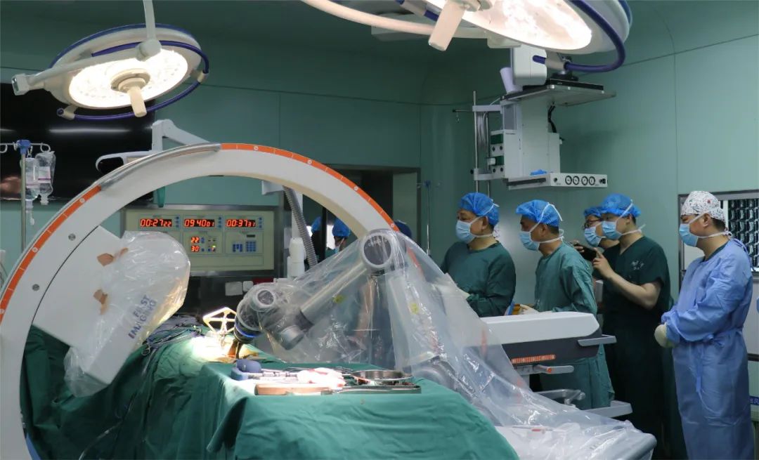 腰椎骨折机器人做手术,腰椎打钢钉能瘫痪吗