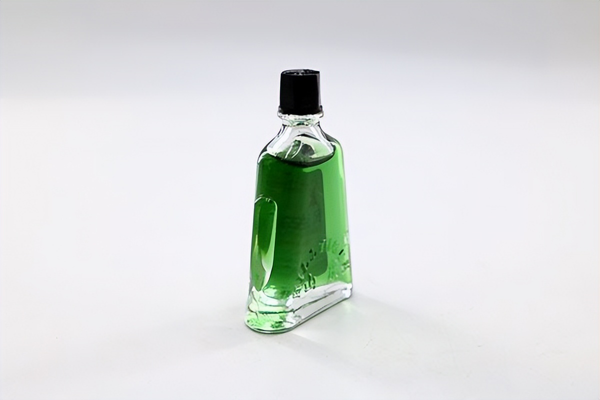 男性风油精滴肚脐一个月后的变化,男人睡前肚脐抹风油精有什么功效