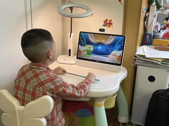 学习机买平板好还是插电款好呢,学习机买平板的好还是机器人的好