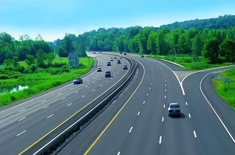 交通安全提示春季行车四防三注意,五一驾车出行交通安全提示