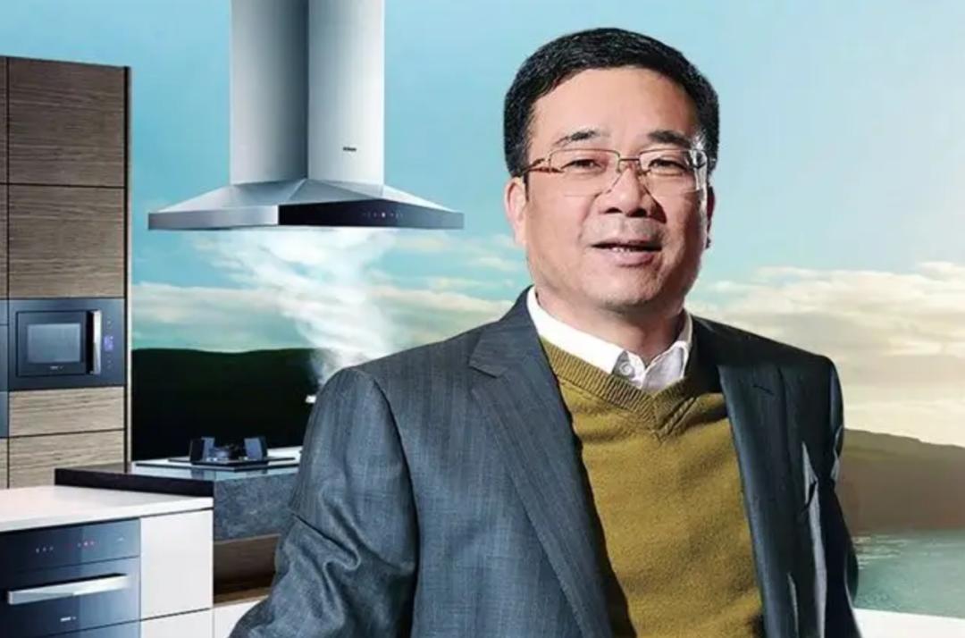 踩雷恒大焦头烂额？“老板”的儿子忙着讲故事做菜