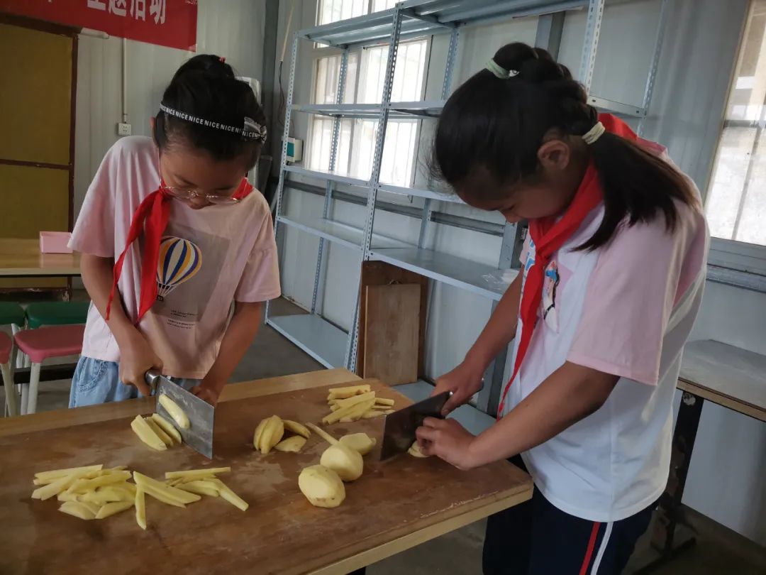 “土”露汗水“豆”耘童年——东风小学劳动教育实践活动之土豆丰收季