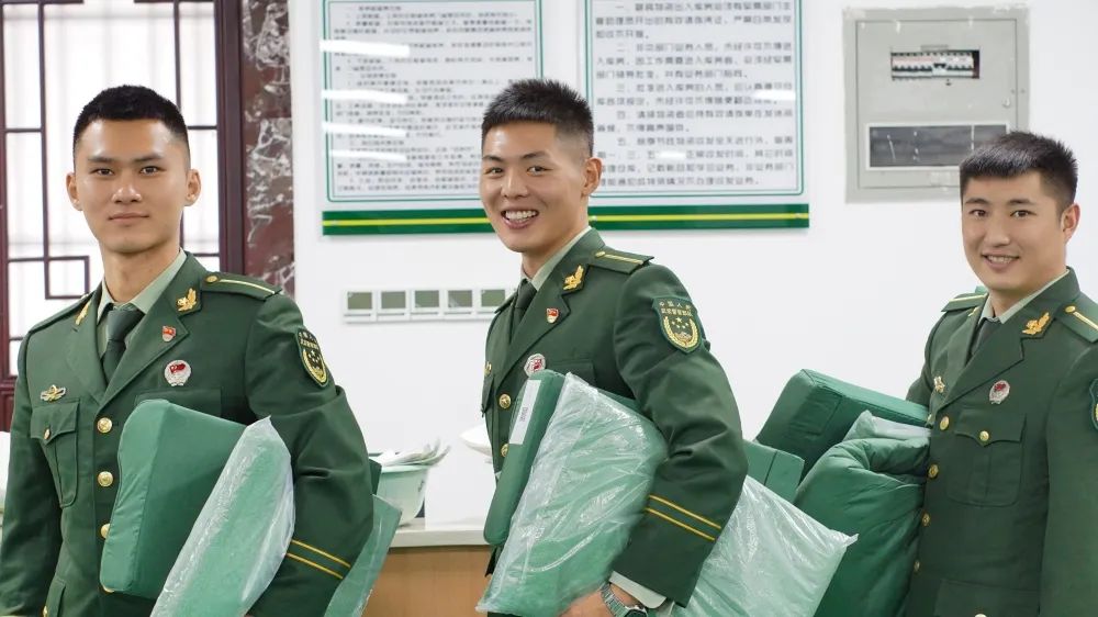 部队被装开箱,部队被装