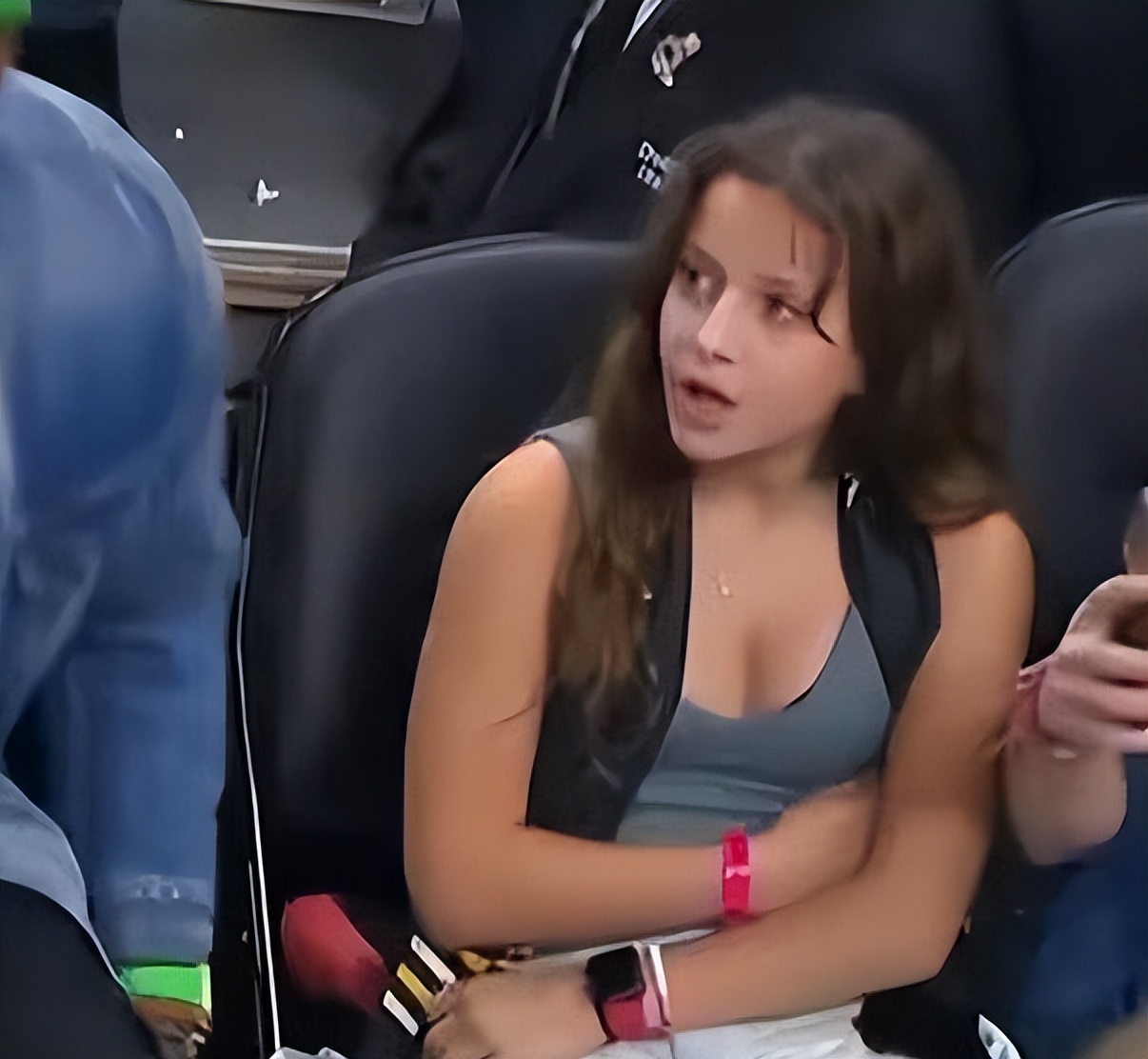 詹姆斯“走光图”爆红，威少给清洁工1万小费，蔡崇信安慰丁威迪