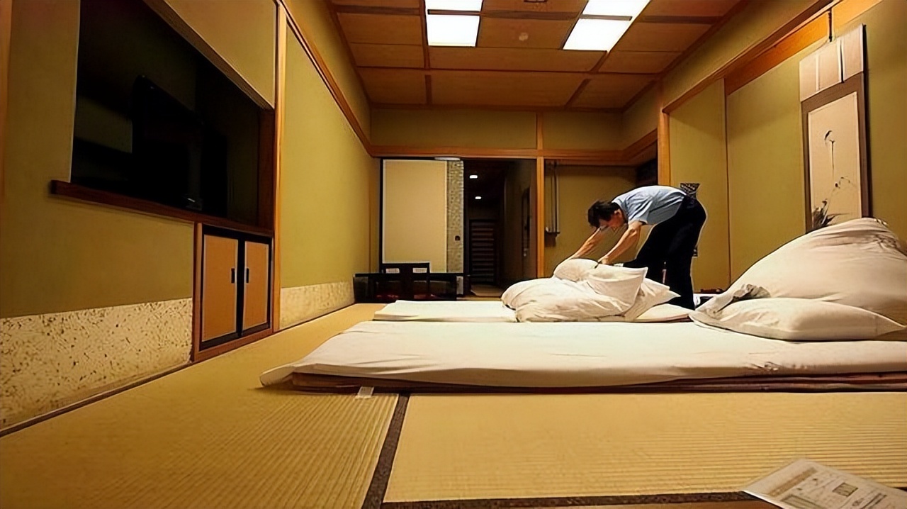 日本人为什么喜欢“席地而眠”？是床不舒服吗？看完涨知识了