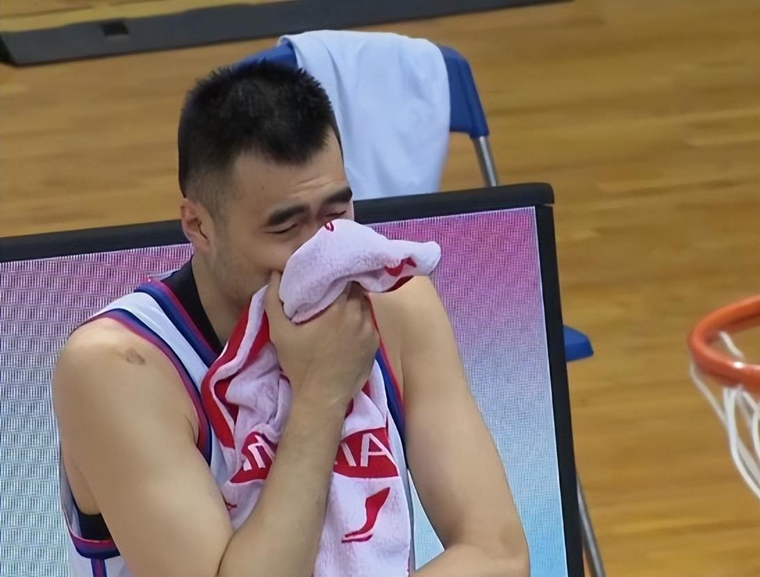 大卫詹姆斯重伤冲上热搜!球迷呼声一边倒,胡金秋的冷漠被放大