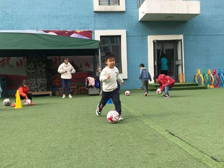 香蕉哥哥，一起动起来吧！奎文区实验幼儿园让更多的孩子逐梦绿茵