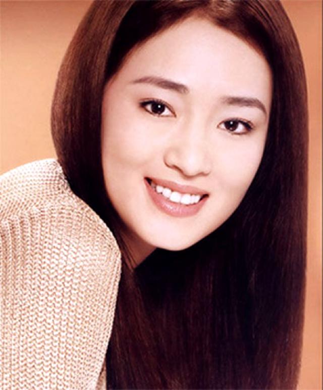 巩俐甘心嫁给70岁法国老头，成为他的第四任妻子，她为何这样选择