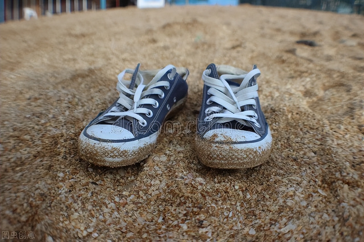 如何清洗球鞋干净且不伤鞋,球鞋白边脏了怎么洗鞋