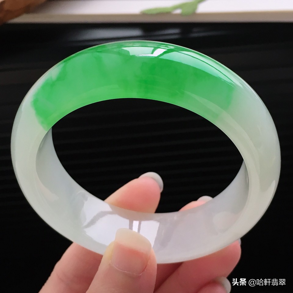 同样是翡翠，为啥带色的翡翠那么贵？尤其是绿色