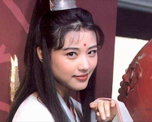 过气演员的窘况:县城忙走穴、直播用怪招,晚节不保,何必呢?