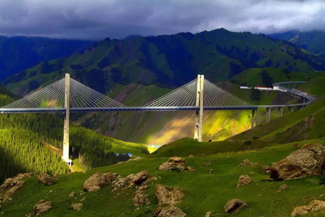 这条惊艳奇绝的公路,行走在天山脊梁上的最美景观公路
