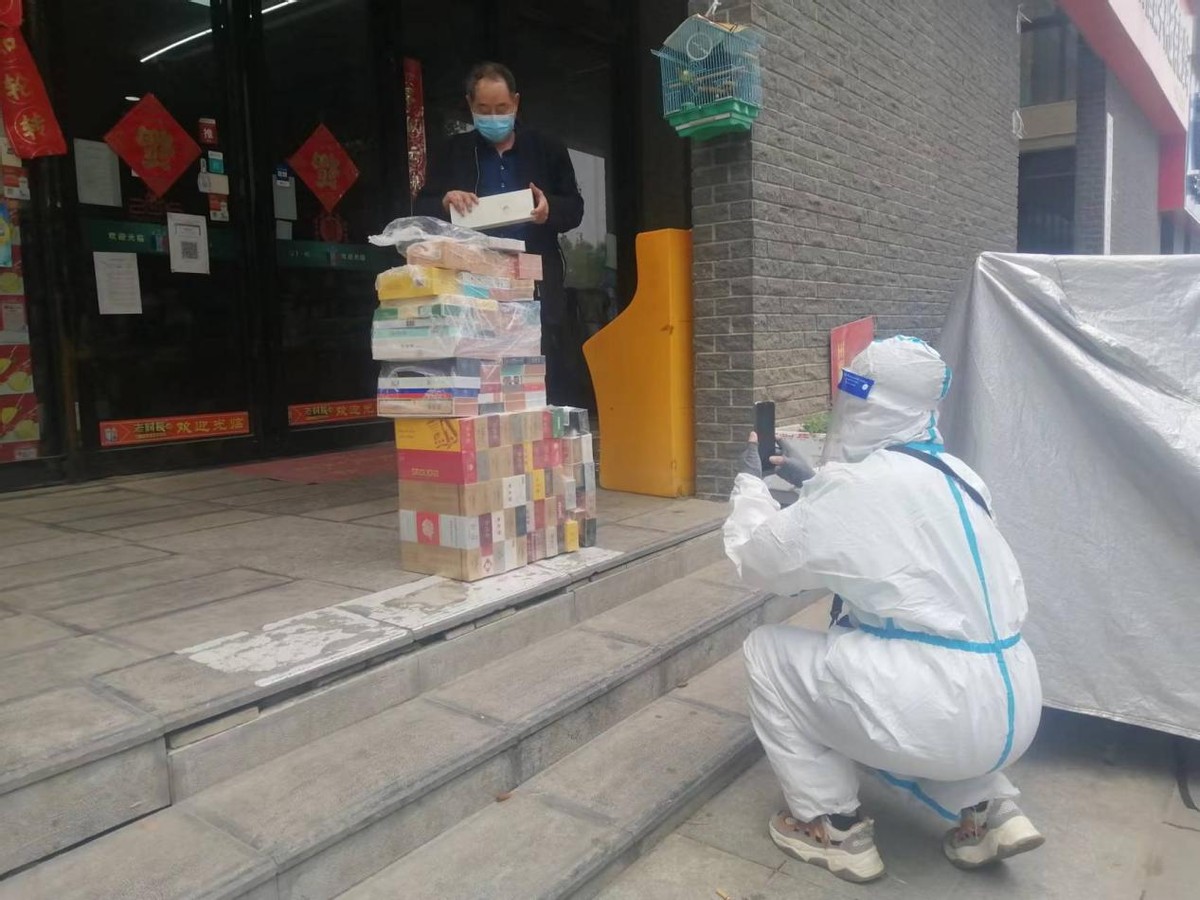 疫情防控不松懈*草烟**服务不打烊