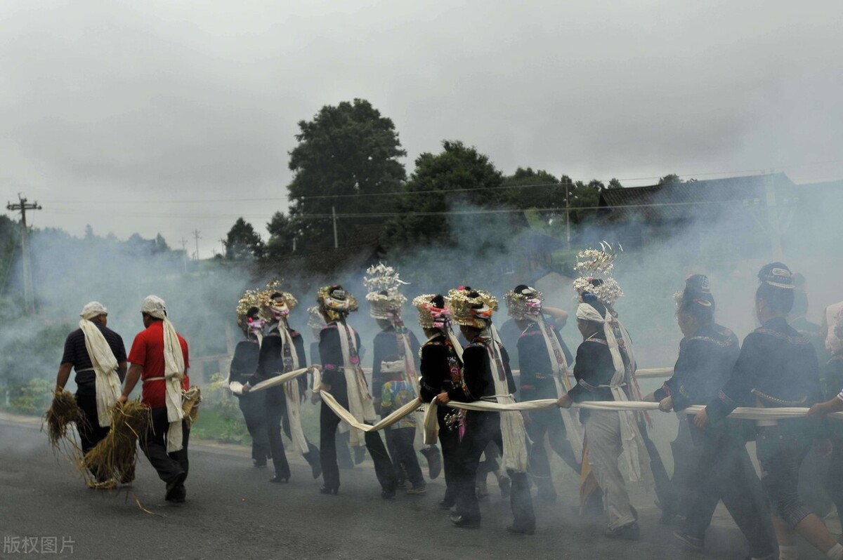 总是以泪水为伴的葬礼，可为什么就是哭不出来？