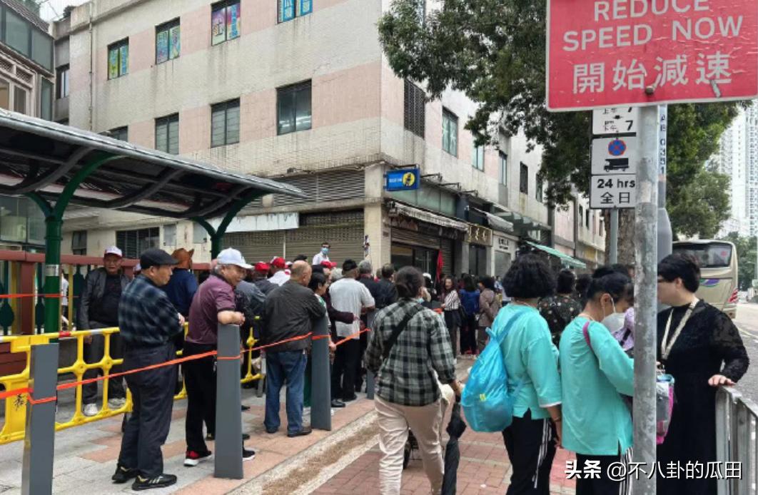 内地游客在香港街头吃饭,内地游客在香港吃饭蹲在地上