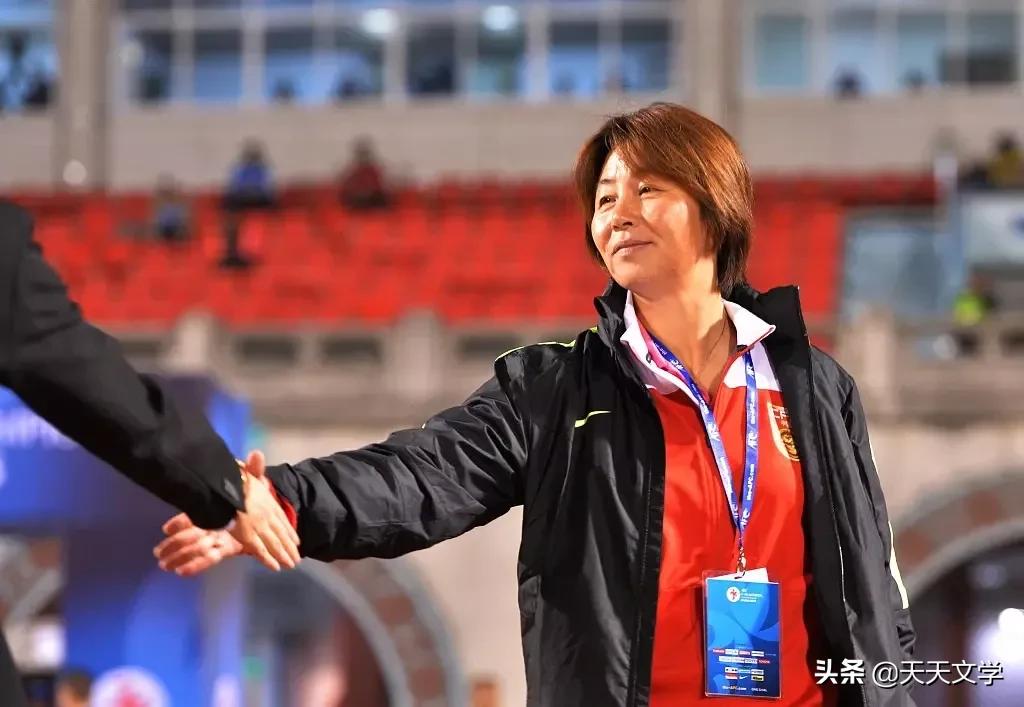 中国女足守门员高虹球场上赶鸟,女足高虹十大扑救