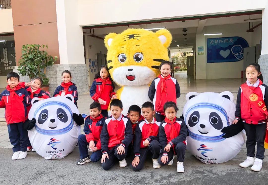 开学季校园展示打卡,开学啦冰墩墩小学生积极向上图片