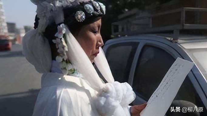 女子哭丧一天收入过千,河南女子专靠哭丧挣钱现场视频