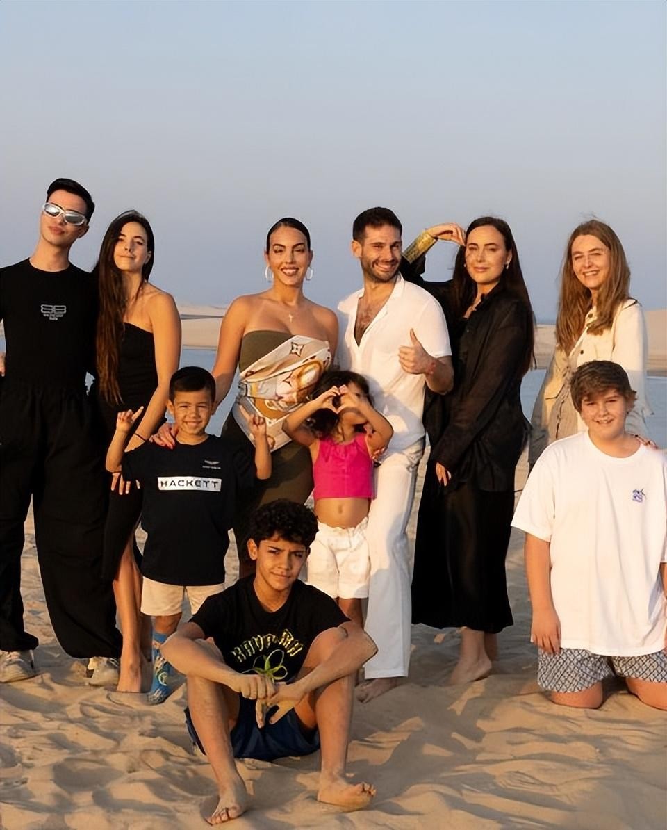 c罗携女友出席活动穿衣秀,c罗穿钻石裙现身戛纳