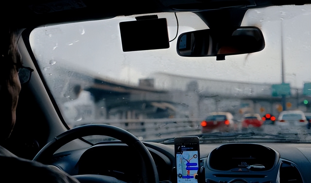 车窗起雾按除雾键,车辆前挡风起雾应该怎么除雾