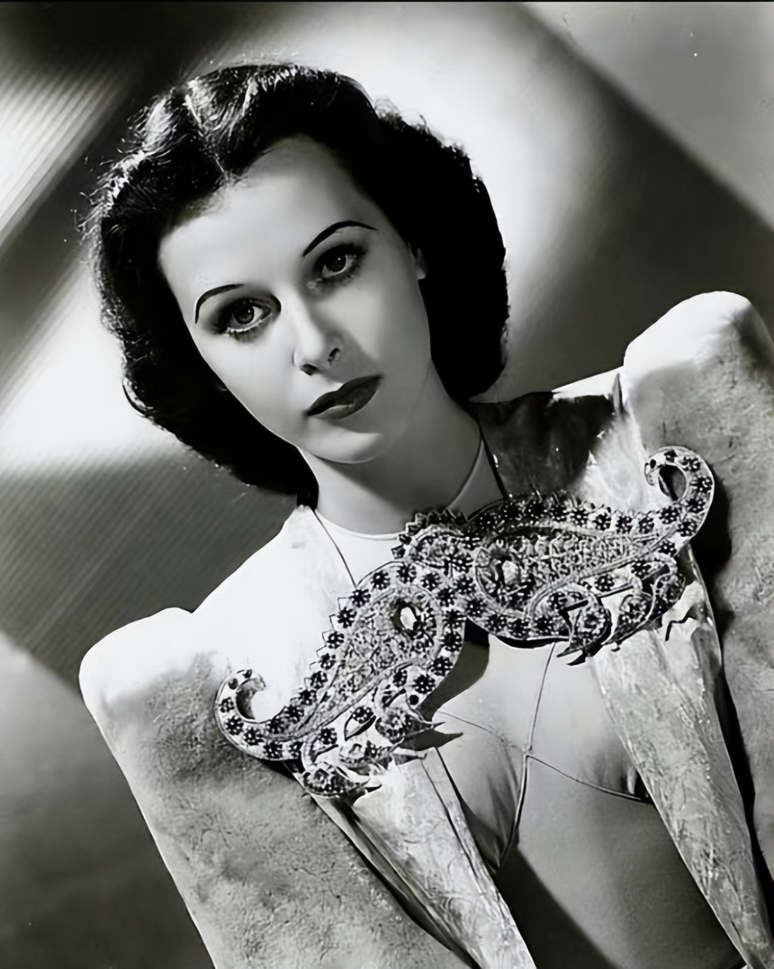 涓栫晫绗竴鑸炲绌跨传鑹茬殑瑁欏瓙,涓栫晫绗竴鑸炲鎯婅壋琛ㄦ紨